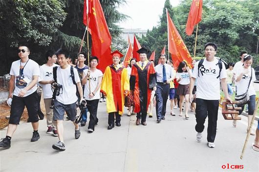 李晓红（图中戴黑帽者）和毕业生走在武大校园里